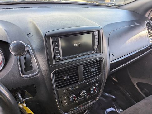 Used 2018 Dodge Grand Caravan SE image 23