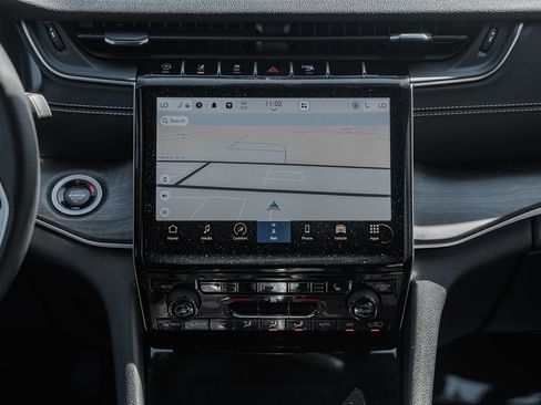 Used 2024 Jeep Grand Cherokee Limited image 22