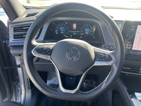 Certified 2025 Volkswagen Atlas Cross Sport SE w/ Panoramic Sunroof Package image 17