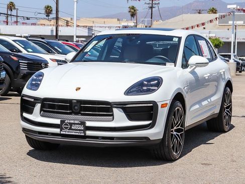 Used 2024 Porsche Macan AWD/4WD image 3