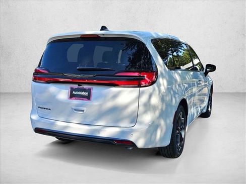 New 2026 Chrysler Pacifica Select image 2