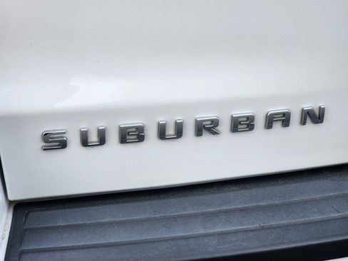 Used 2016 Chevrolet Suburban LT image 12