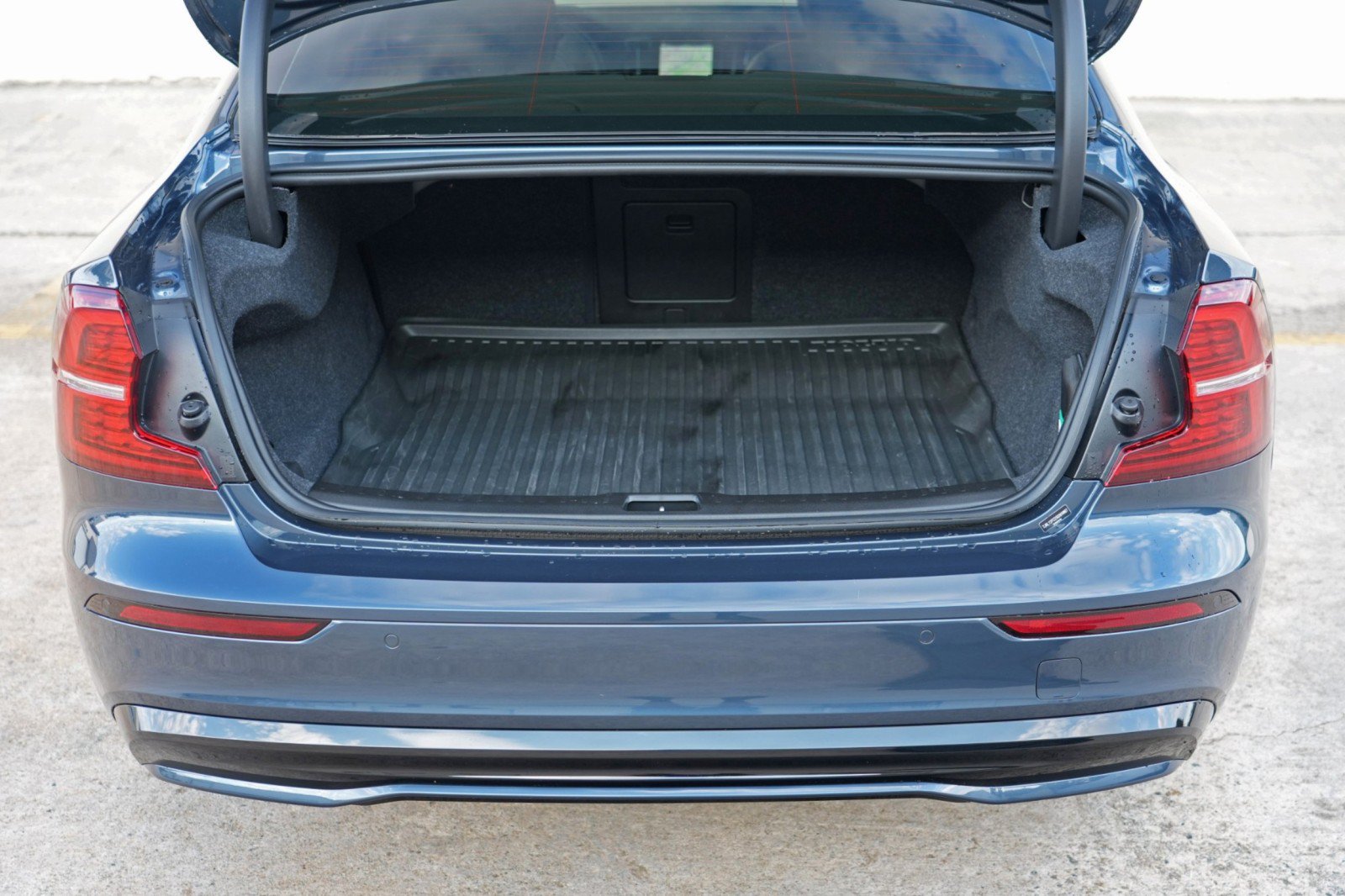Used 2025 Volvo S60 B5 Plus w/ Climate Package FWD image 10