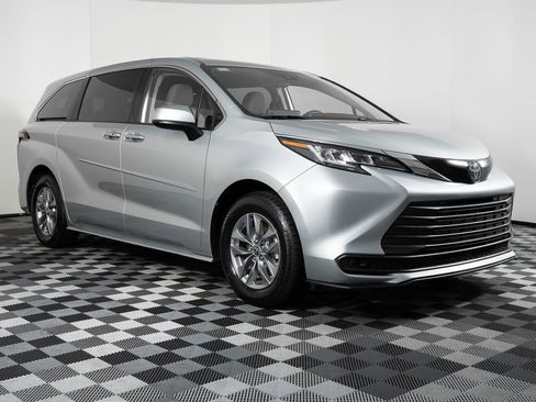 Used 2022 Toyota Sienna LE image 9