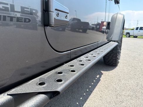 Used 2017 Jeep Wrangler Unlimited Rubicon AWD/4WD image 15