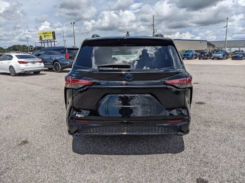 Used 2025 Toyota Sienna XSE w/ XSE Plus Package FWD image 5