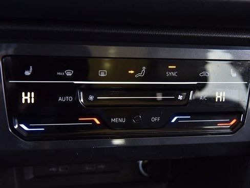 Used 2023 Volkswagen Tiguan SE w/ Panoramic Sunroof Package image 13