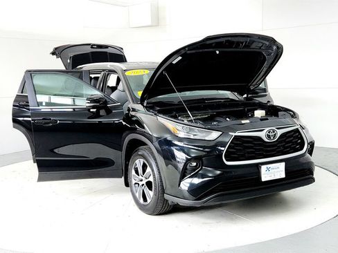 Certified 2024 Toyota Highlander XLE AWD/4WD image 9