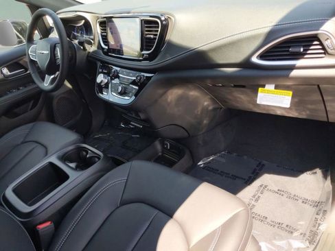 New 2026 Chrysler Pacifica Select image 30