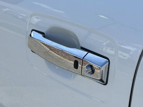 Used 2021 Nissan Titan SV w/ SV Convenience Package AWD/4WD image 17