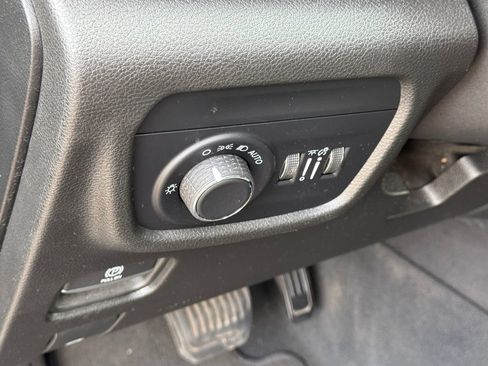Used 2023 Jeep Grand Cherokee L Laredo RWD image 11
