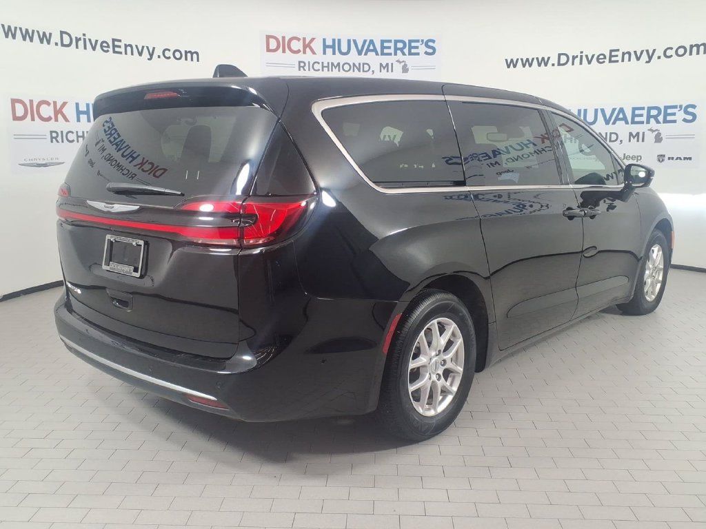 Used 2025 Chrysler Pacifica Select w/ Uconnect Theater Family Group FWD image 4