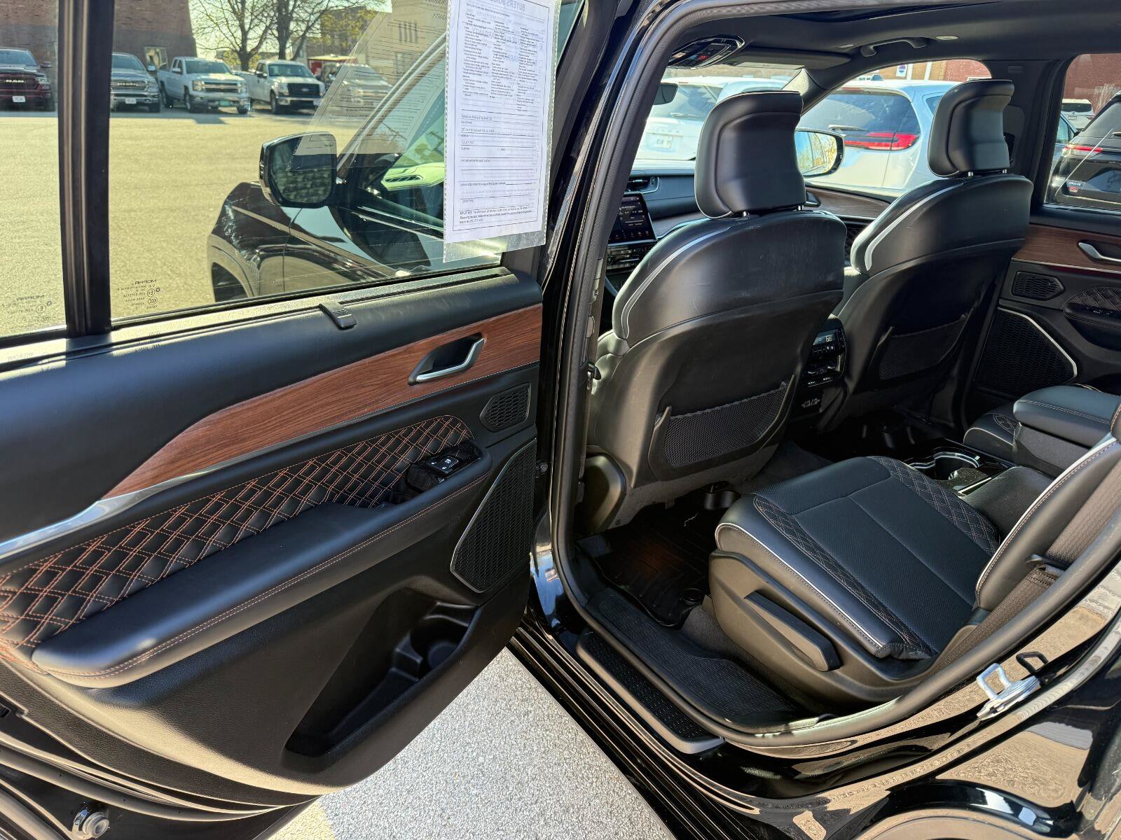 Used 2022 Jeep Grand Cherokee L Summit w/ Luxury Tech Group V AWD/4WD image 13