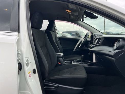 Used 2018 Toyota RAV4 LE FWD image 27