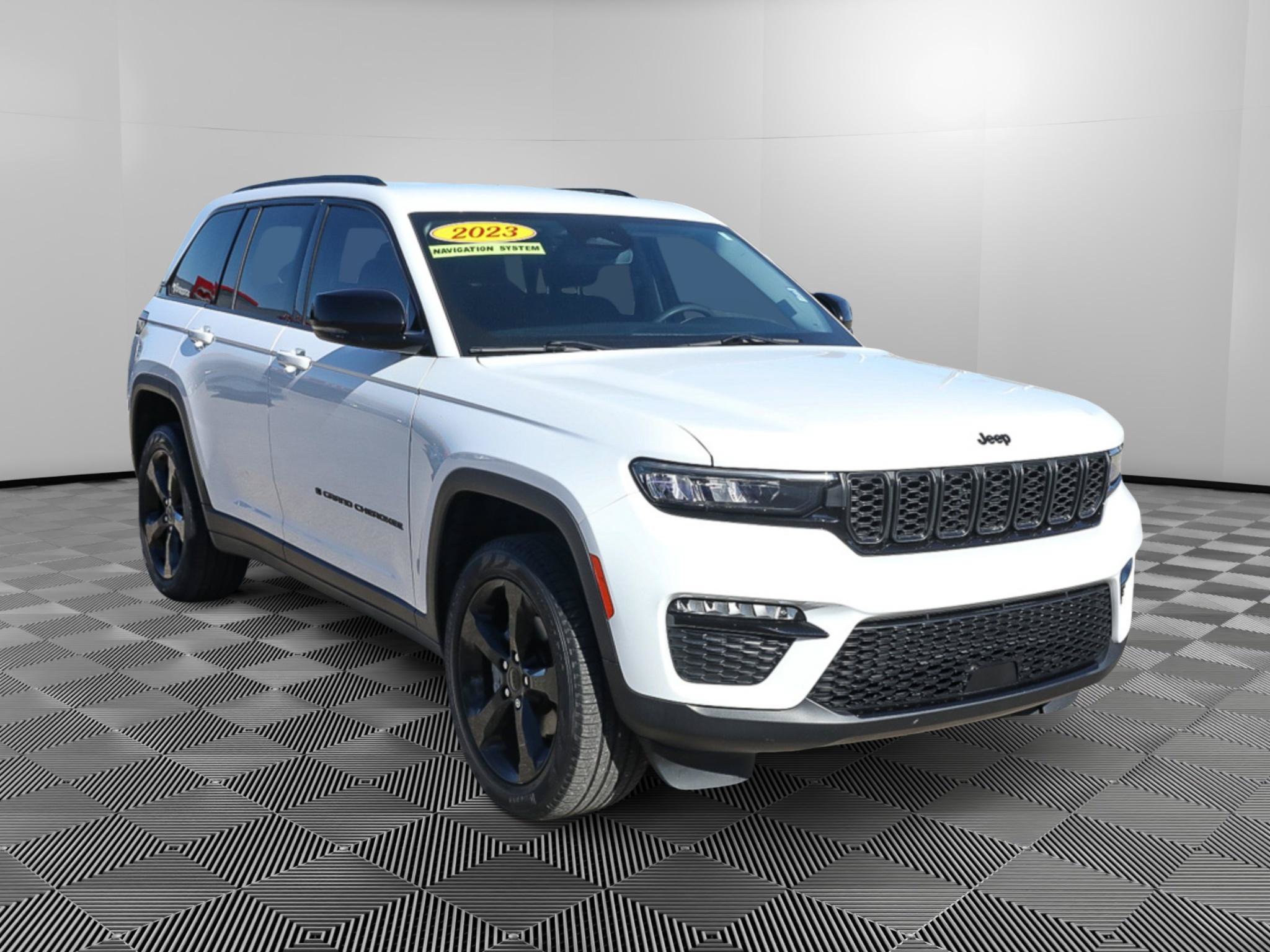 Used 2023 Jeep Grand Cherokee Limited w/ Black Appearance Package AWD/4WD image 1
