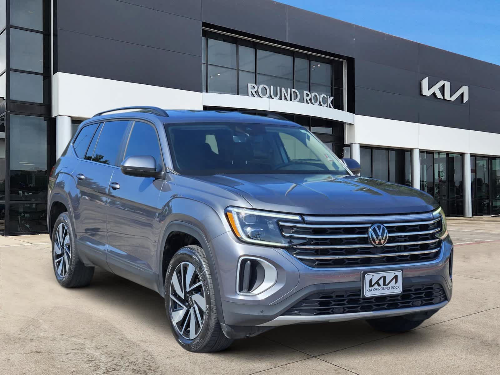Used 2024 Volkswagen Atlas SE w/ Black Wheel Package FWD image 3