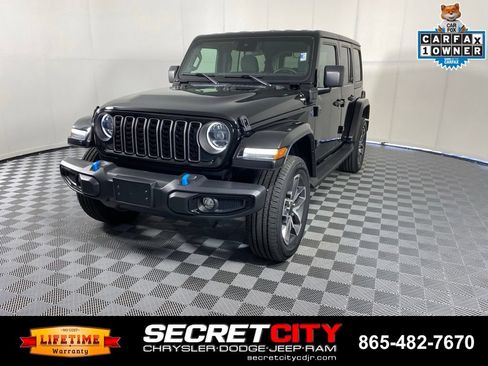 Used 2024 Jeep Wrangler Unlimited w/ Convenience Group AWD/4WD image 3