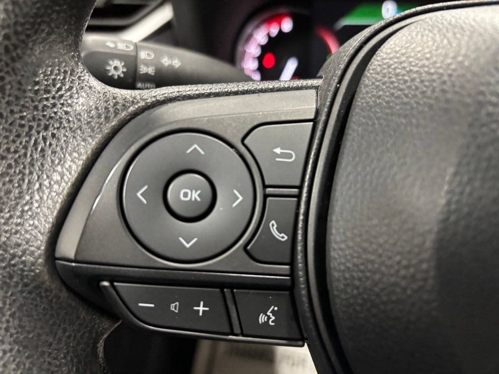 Used 2025 Toyota RAV4 XLE AWD/4WD image 19