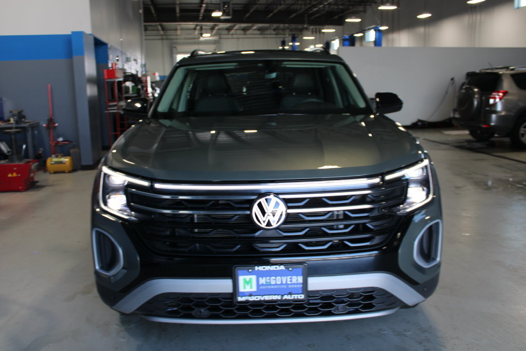 Used 2024 Volkswagen Atlas Peak Edition SE AWD/4WD image 2