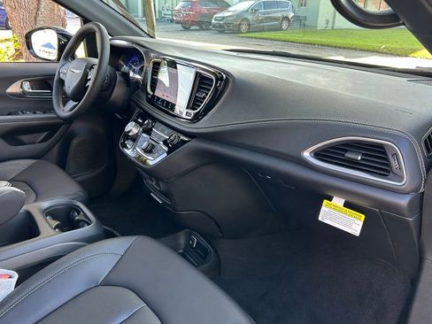 New 2026 Chrysler Pacifica Select w/ S Appearance Package image 30
