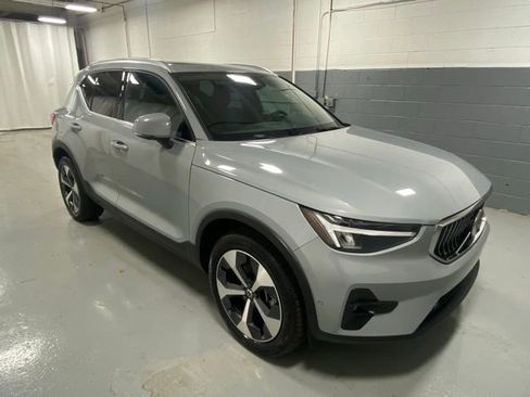 Used 2025 Volvo XC40 B5 Plus image 4