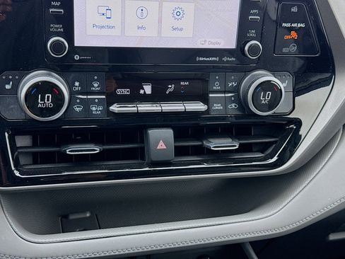 Used 2021 Toyota Highlander XLE image 12