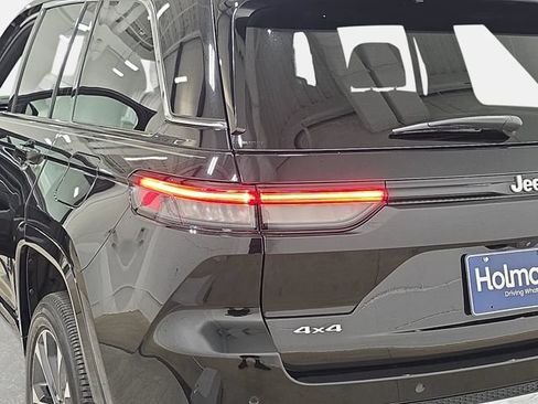 Used 2025 Jeep Grand Cherokee Overland AWD/4WD image 34