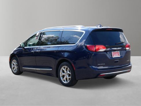 Used 2018 Chrysler Pacifica Limited image 3