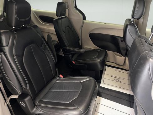 Used 2024 Chrysler Pacifica Touring-L FWD image 22