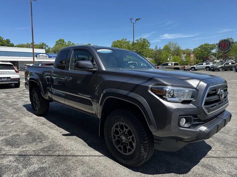 Used 2017 Toyota Tacoma SR5 w/ Tow Package AWD/4WD image 5