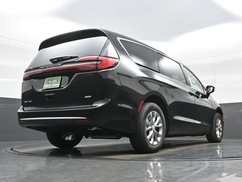 New 2027 Chrysler Pacifica Select AWD/4WD image 19