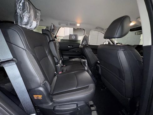 New 2025 Nissan Pathfinder SL image 7