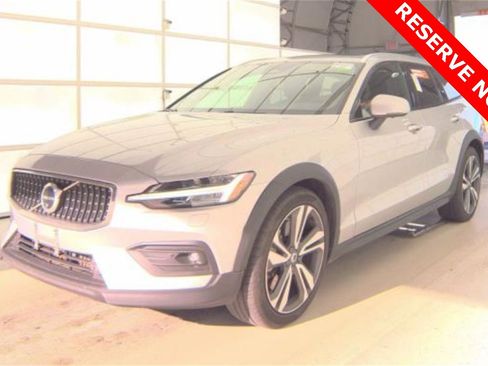 Used 2025 Volvo V60 B5 Cross Country Plus image 1
