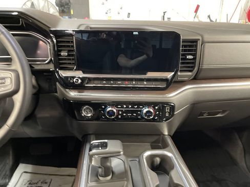 Used 2023 GMC Sierra 1500 SLT AWD/4WD image 19