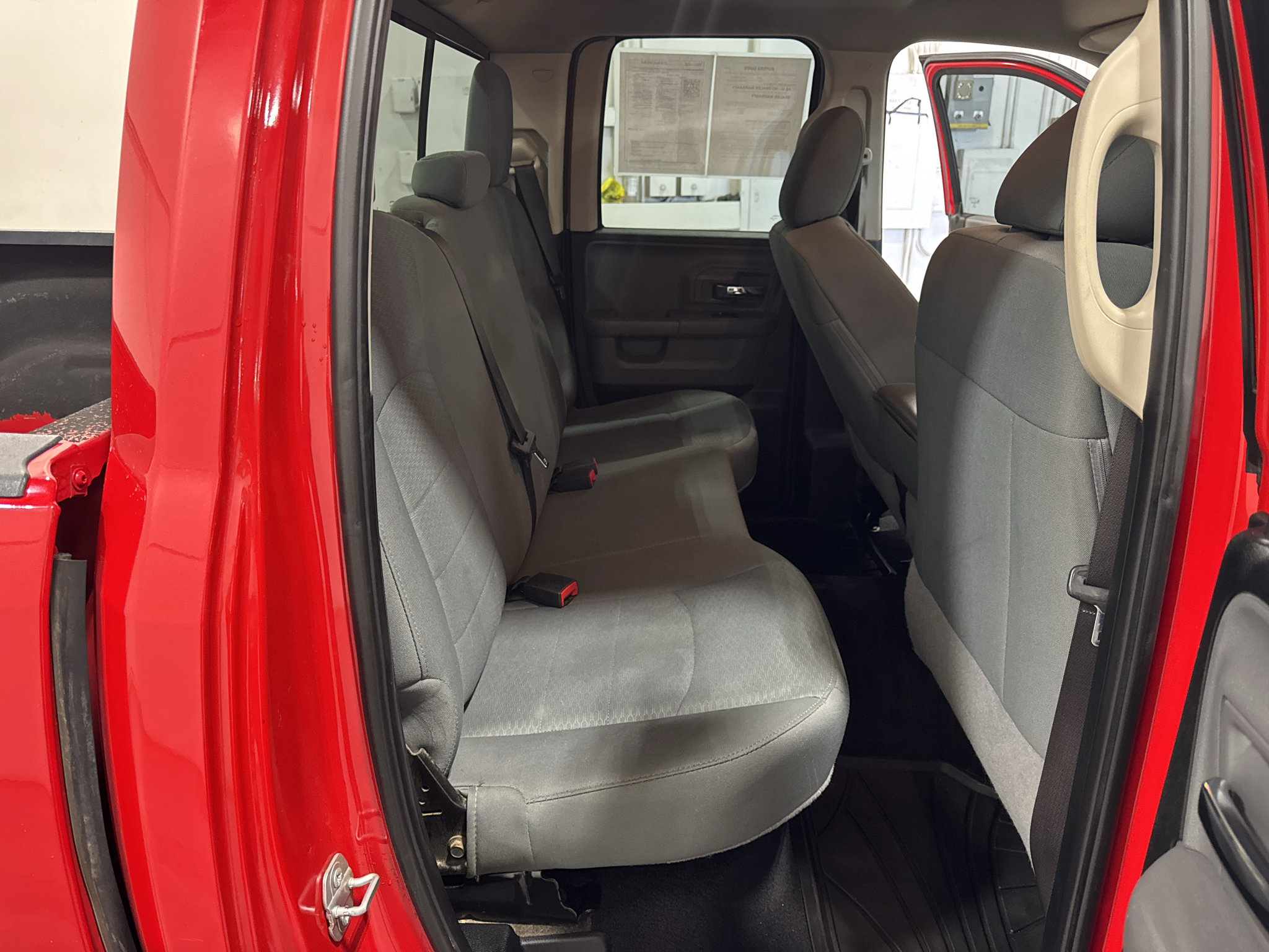 Used 2018 RAM 1500 Classic SLT AWD/4WD image 28