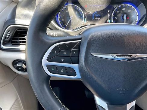 Used 2023 Chrysler Pacifica Touring-L FWD image 18