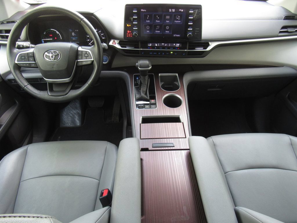 Certified 2023 Toyota Sienna XLE FWD image 32