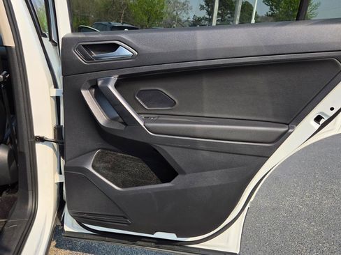 Used 2021 Volkswagen Tiguan SE w/ Panoramic Sunroof Package image 44