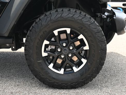 Used 2025 Jeep Wrangler Unlimited Rubicon 4xe w/ Convenience Group AWD/4WD image 11