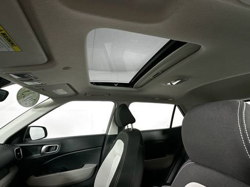 Used 2023 Hyundai Venue SEL image 18