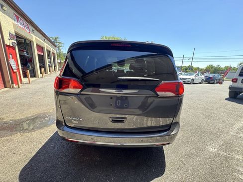 Used 2019 Chrysler Pacifica Touring-L FWD image 7