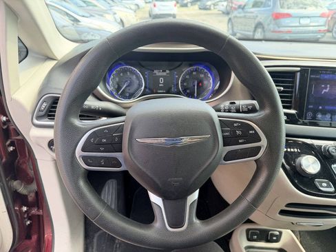 Used 2017 Chrysler Pacifica Touring FWD image 11