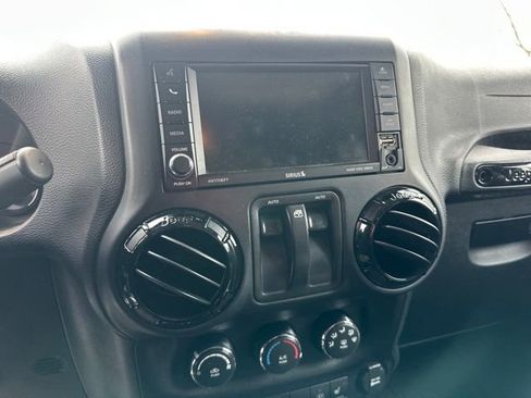 Used 2016 Jeep Wrangler Sahara image 15