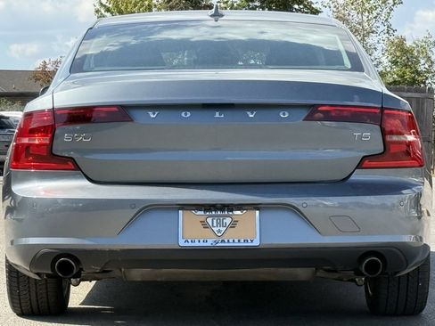 Used 2018 Volvo S90 T5 Momentum image 3