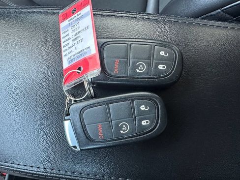 Used 2019 Jeep Cherokee Latitude Plus AWD/4WD image 8