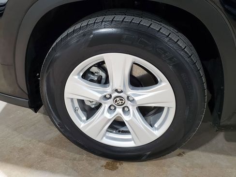 Used 2022 Toyota Highlander L image 42