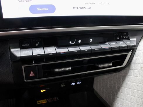 Used 2025 Toyota Camry XLE AWD/4WD image 33