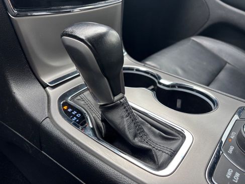 Used 2022 Jeep Grand Cherokee Limited image 39