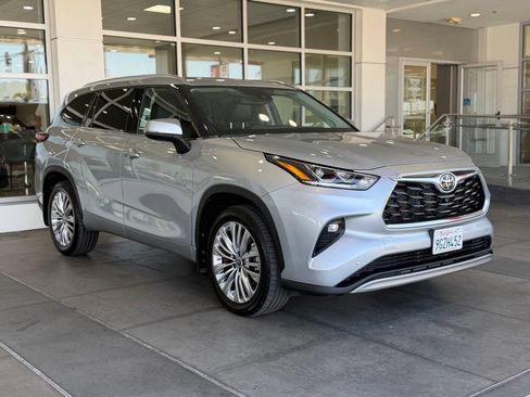 Used 2023 Toyota Highlander Platinum FWD image 6