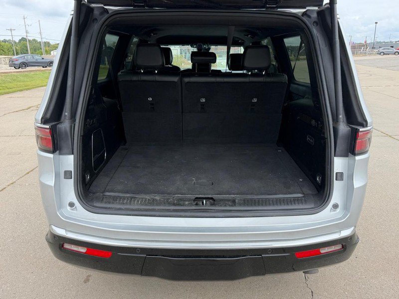 Used 2024 Jeep Wagoneer L Series III w/ Flexible Seating Group AWD/4WD image 5